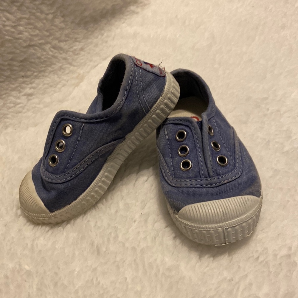 Cienta’s Size 5 Toddler sneaker